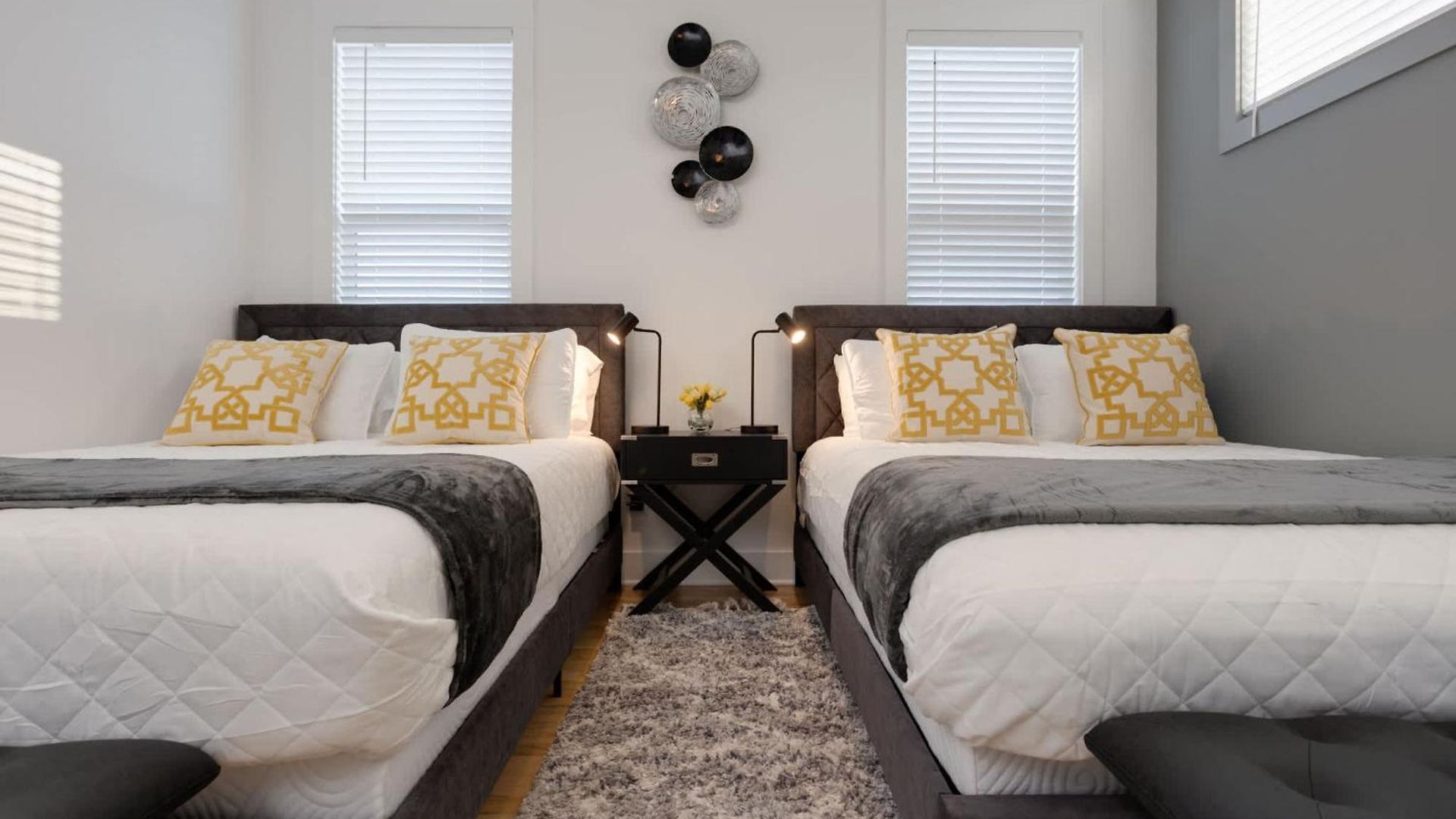 Twin Townhomes - 8br Sleeps 24 Near Dt