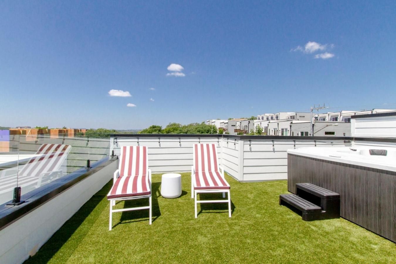 Playmate Lounge Rooftop Hot Tub Game Holiday home *
