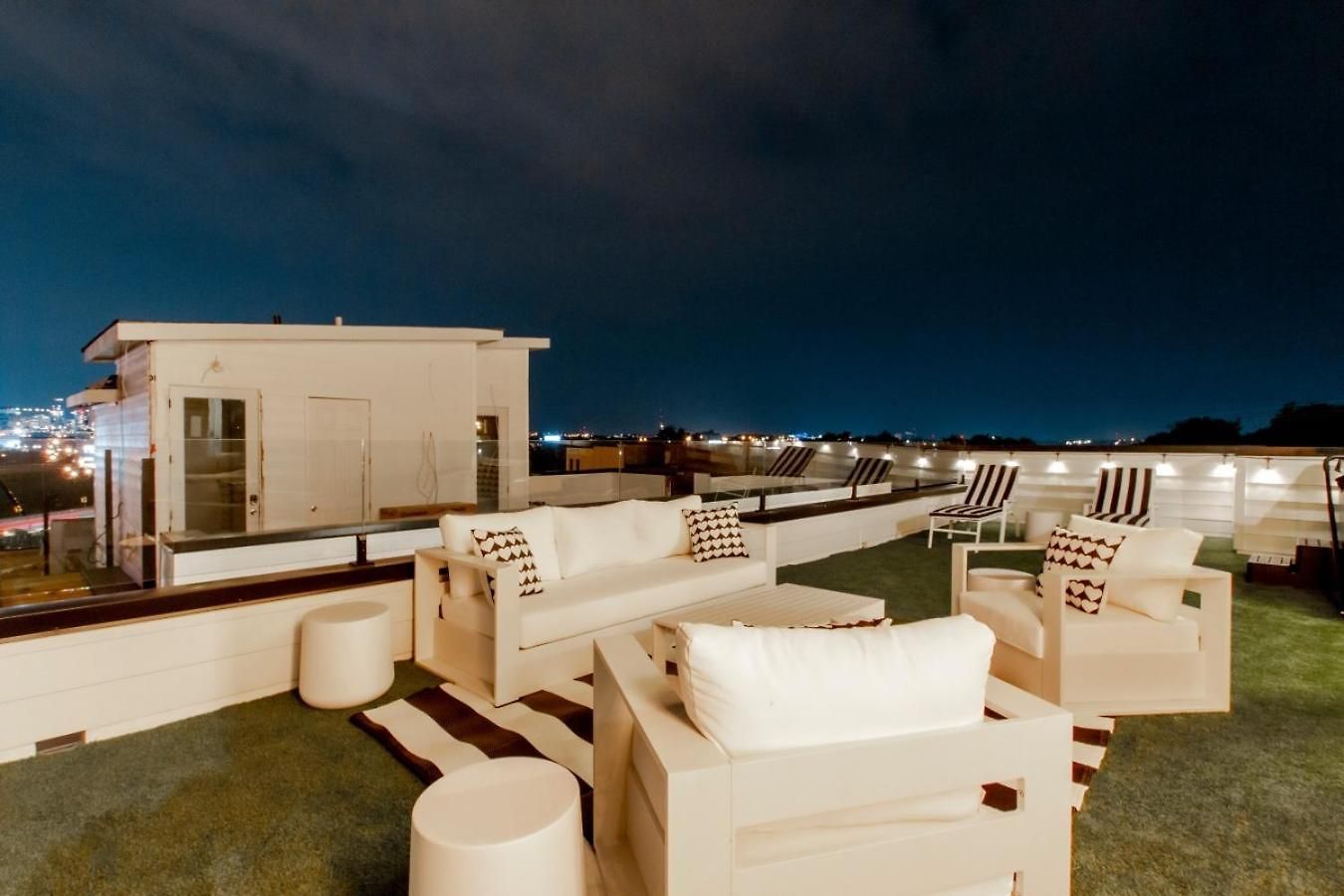 Playmate Lounge Rooftop Hot Tub Game Holiday home