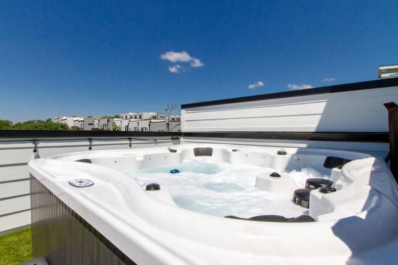 Playmate Lounge Rooftop Hot Tub Game *