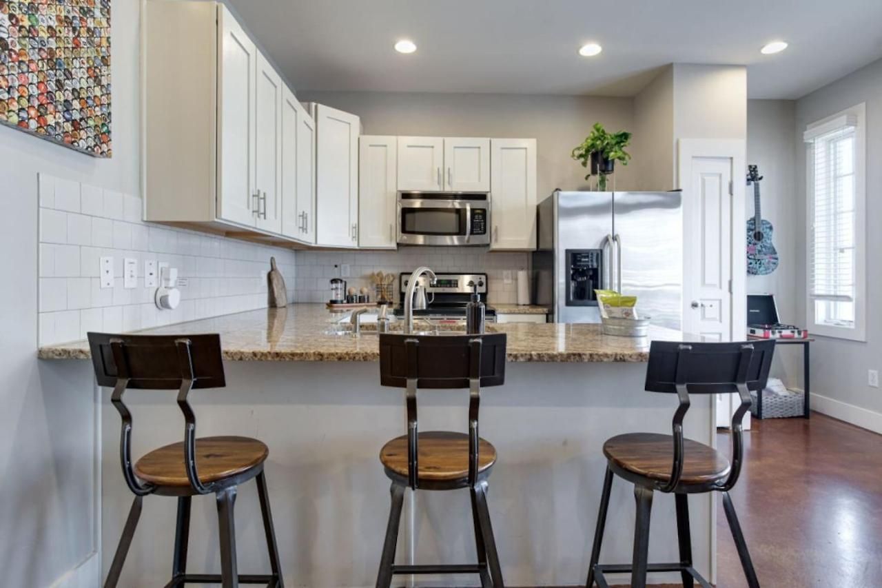 Holiday home Music Row Luxury - Two King Bedrooms - Private Garage & Ensuite Baths