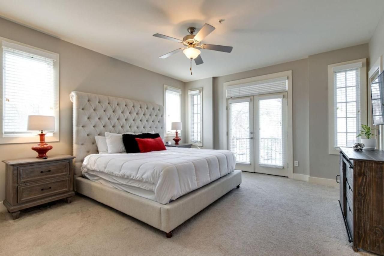 Music Row Luxury - Two King Bedrooms - Private Garage & Ensuite Baths Holiday home Nashville