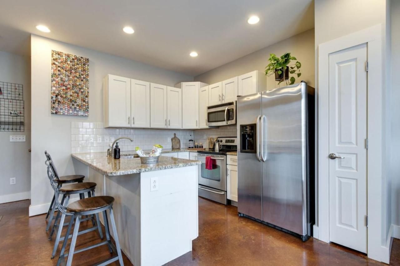 Music Row Luxury - Two King Bedrooms - Private Garage & Ensuite Baths Holiday home *