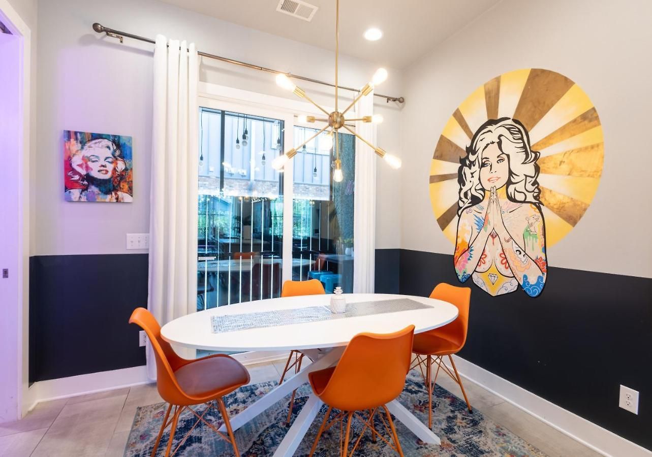 Apartment Heights Townhome With Free Parking & 3 Baths *