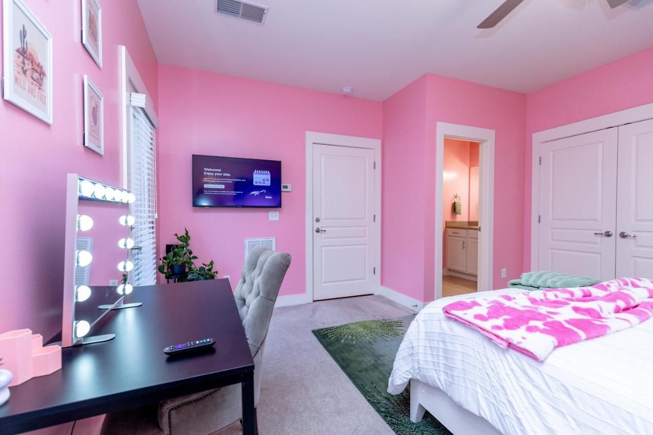 Spacious 3-story West End | Free Garage Parking For 2 | Walk To Vanderbilt & Music Row Apartment Nashville