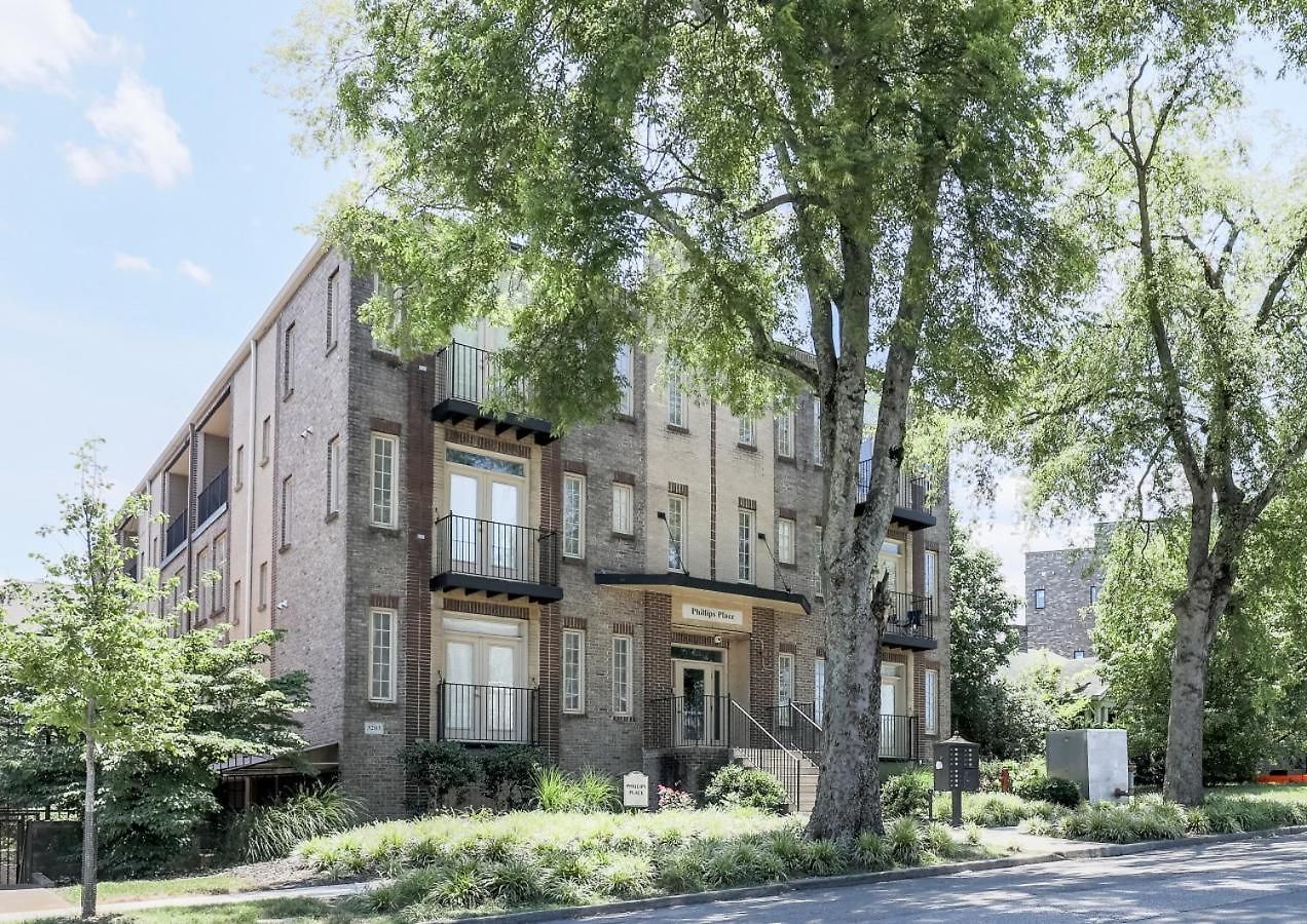 Spacious 3-story West End | Free Garage Parking For 2 | Walk To Vanderbilt & Music Row Apartment Nashville