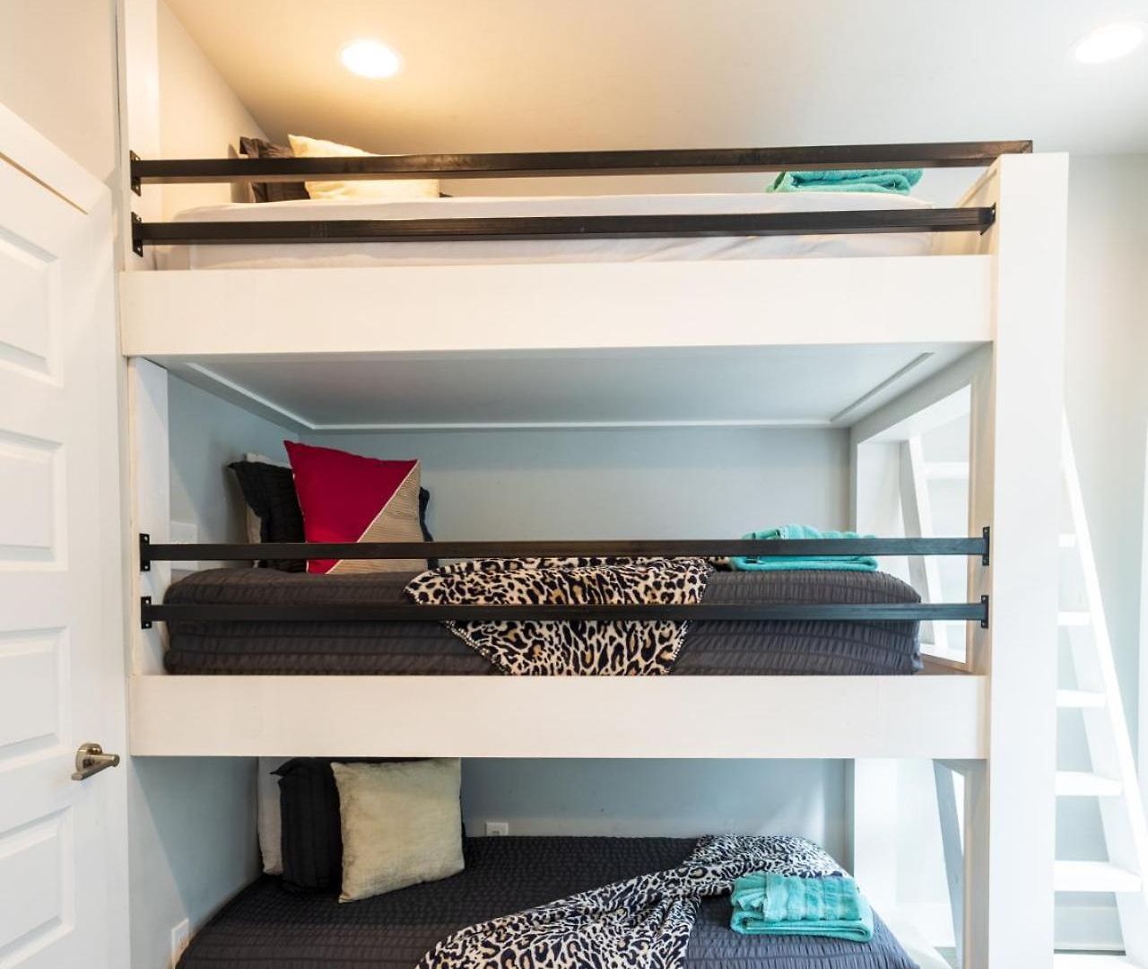 Heights Townhome With Free Parking & 3 Baths