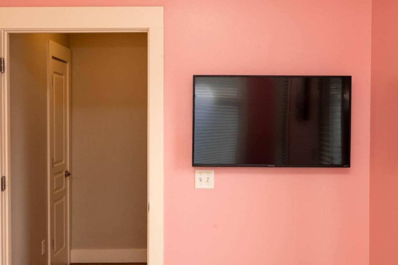 Pink Experience - West End Broadway & Restaurants * Nashville