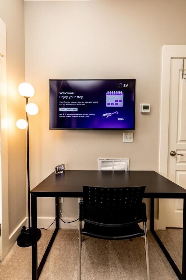 The Johnny Cash - Music Row District - Free Garage Parking - King Bed Apartment *
