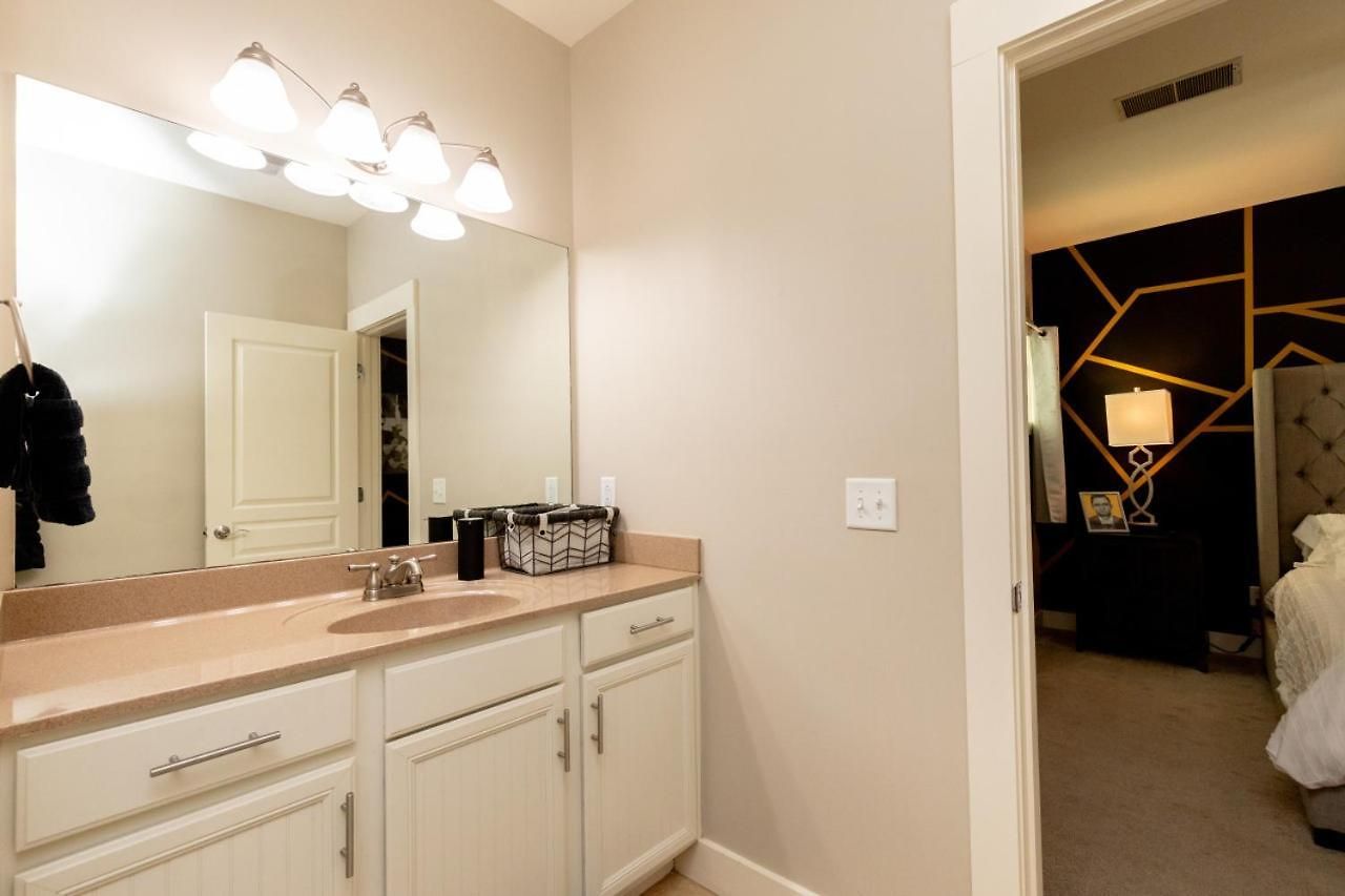 The Johnny Cash - Music Row District - Free Garage Parking - King Bed * Nashville