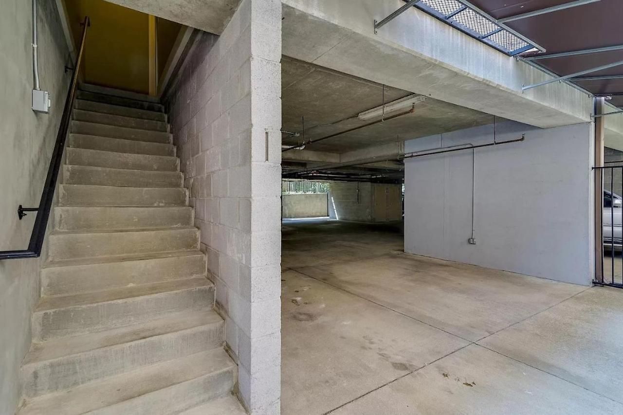 Apartment Three-level West End With Private Office And Free Secured Parking *