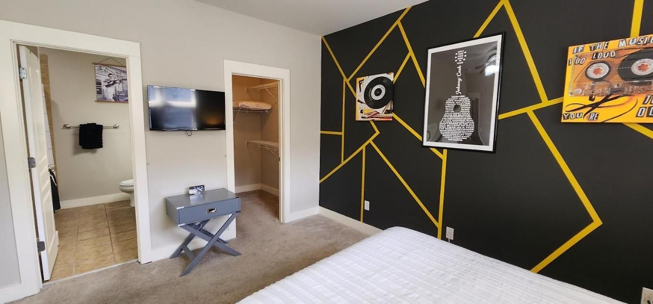 The Johnny Cash - Music Row District - Free Garage Parking - King Bed Apartment *