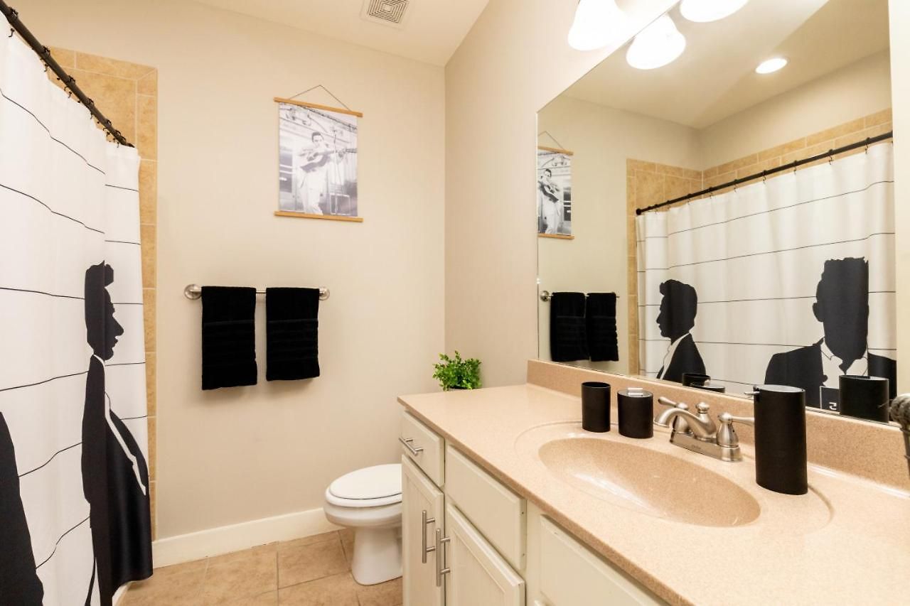 The Johnny Cash - Music Row District - Free Garage Parking - King Bed Apartment