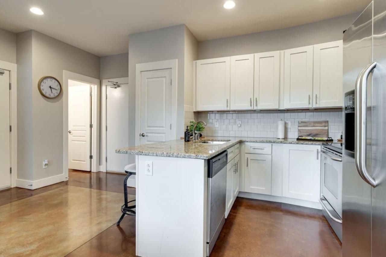 Apartment Three-level West End With Private Office And Free Secured Parking