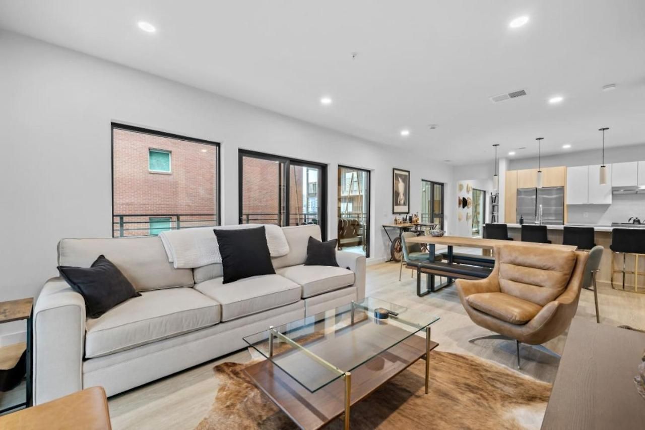 Apartment Downtown Pool, Gym + Skyline Views Walk To Bridgestone