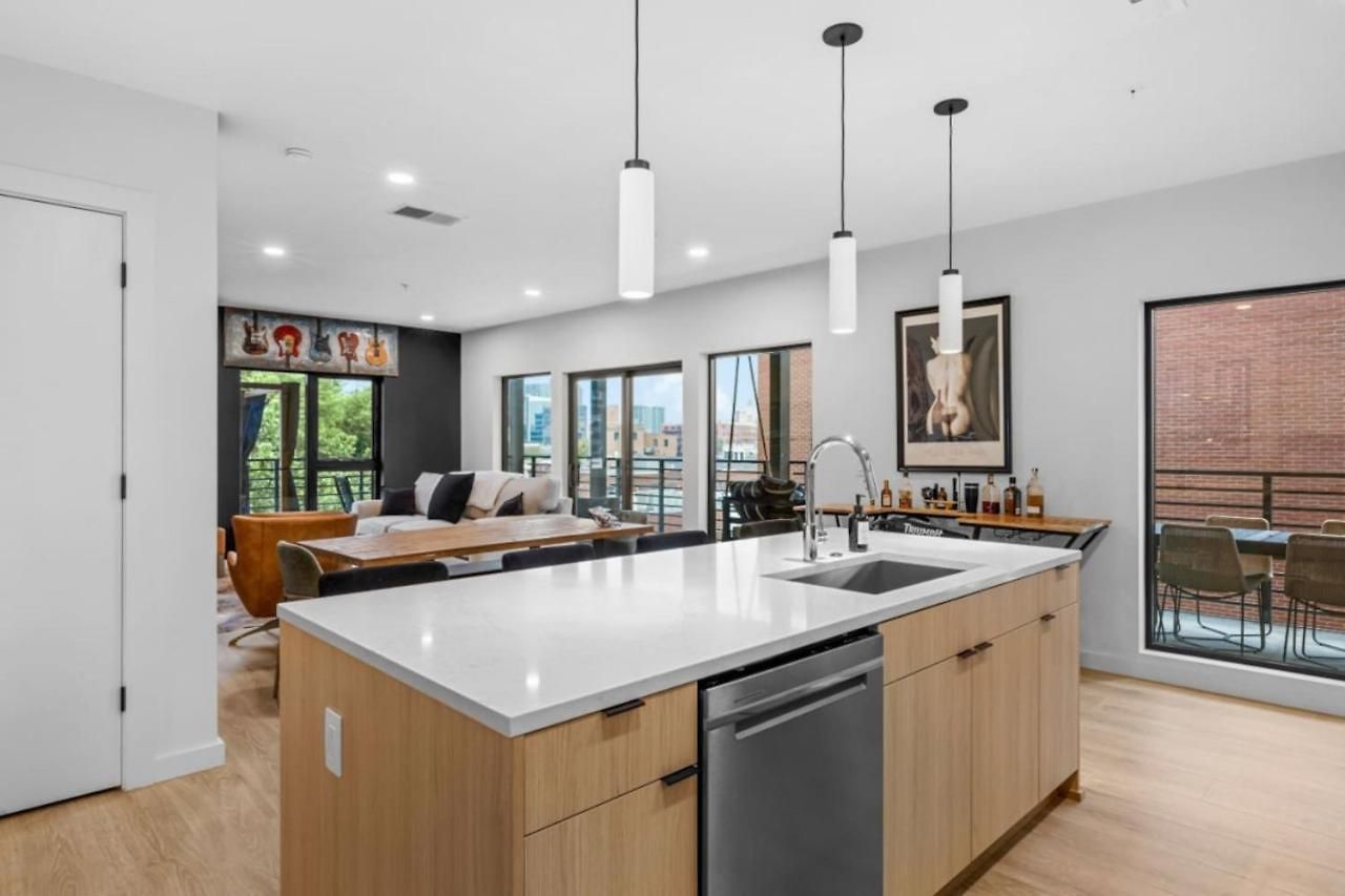 Apartment Downtown Pool, Gym + Skyline Views Walk To Bridgestone