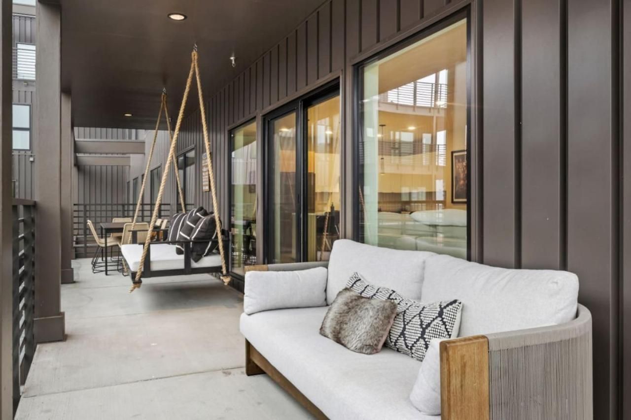 Downtown Pool, Gym + Skyline Views Walk To Bridgestone Apartment *