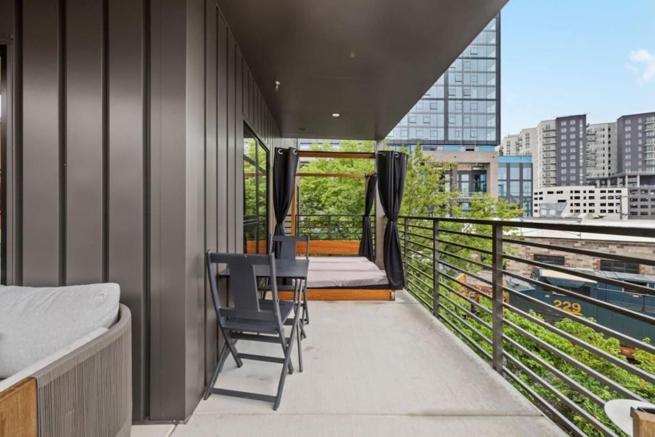 Downtown Pool, Gym + Skyline Views Walk To Bridgestone Nashville