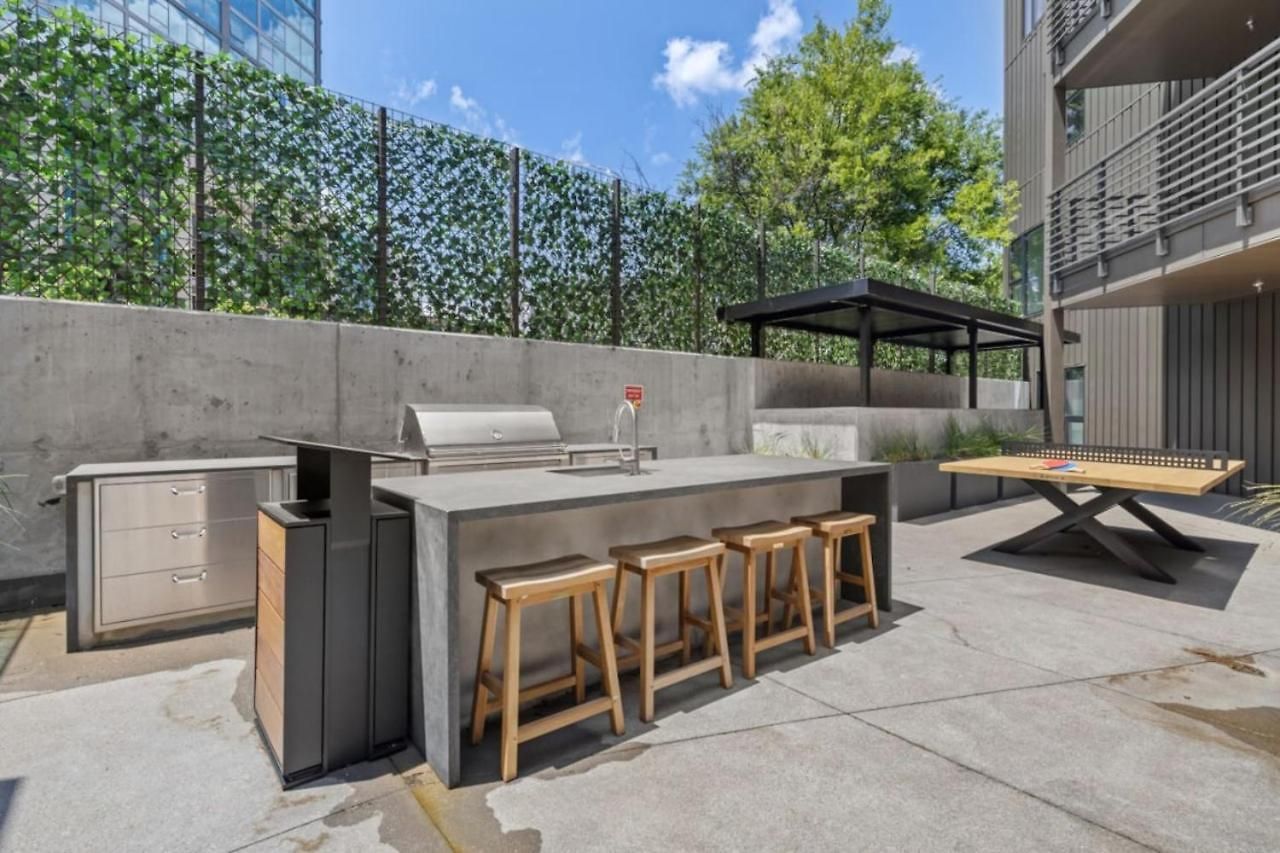 Apartment Downtown Pool, Gym + Skyline Views Walk To Bridgestone