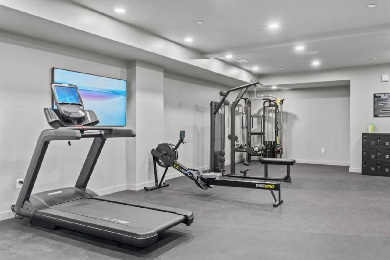Downtown Pool, Gym + Skyline Views Walk To Bridgestone Apartment *