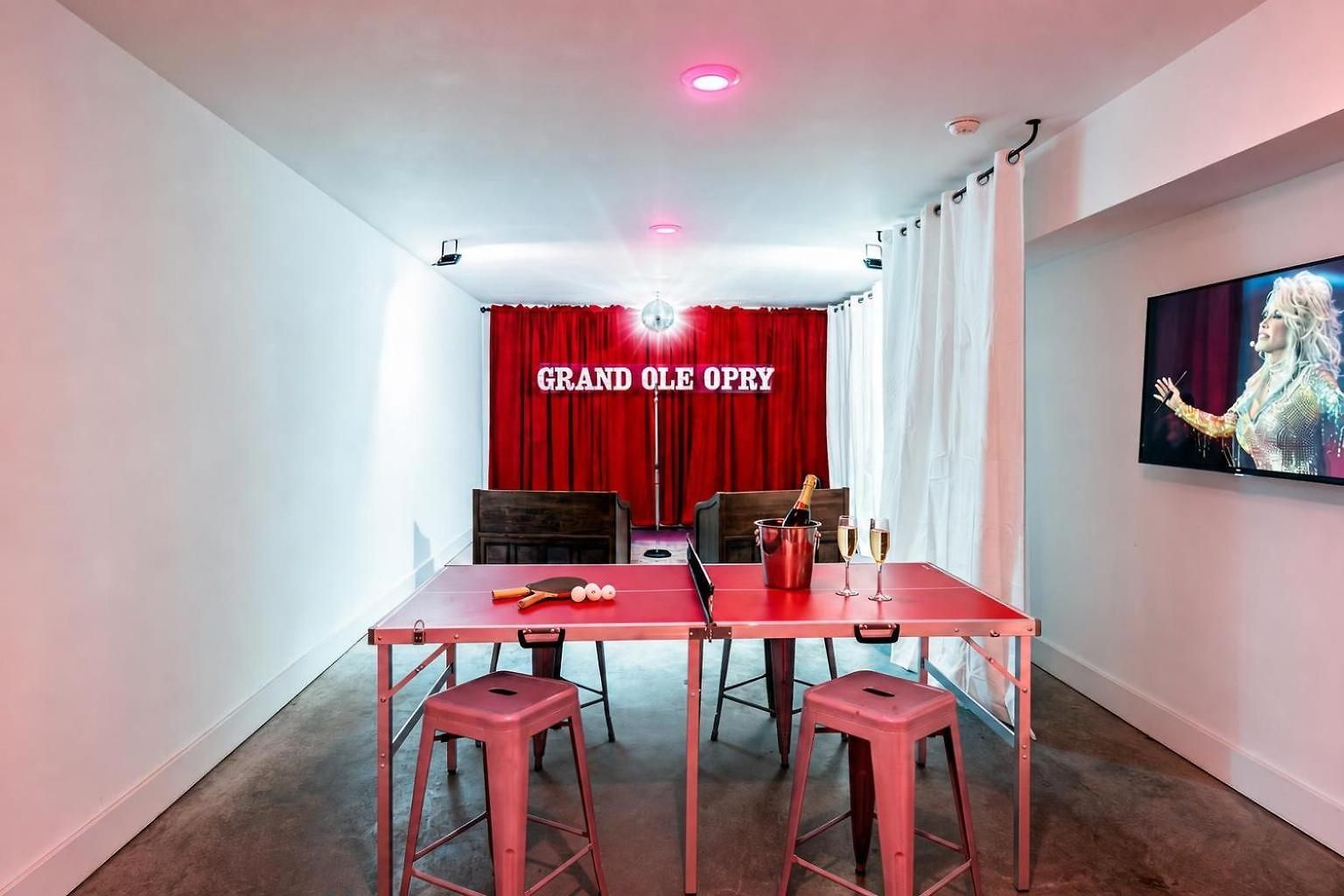 Holiday home New Dollys Dream 12 Beds Downtown Nash Opry Karaoke