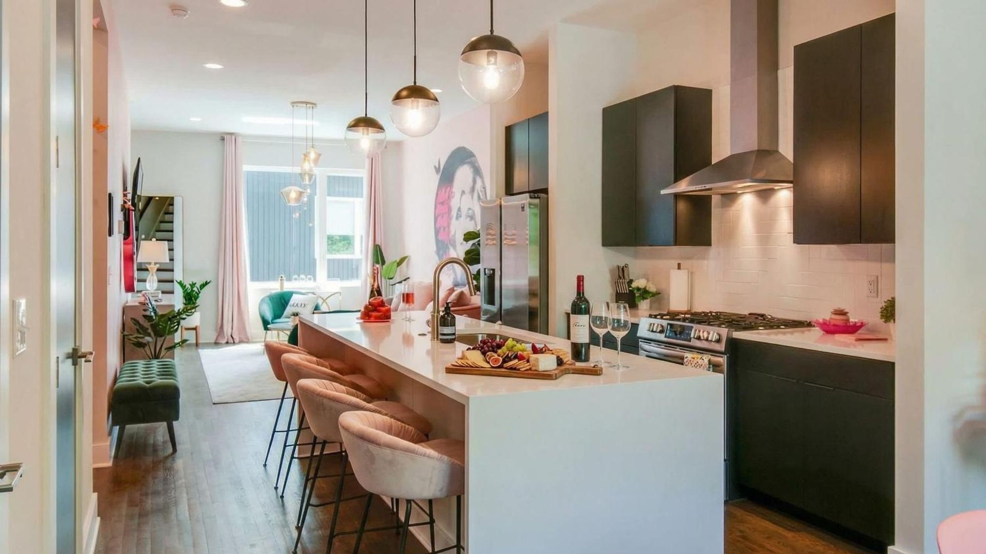 King & Queen 2 Homes - 24 Beds Views