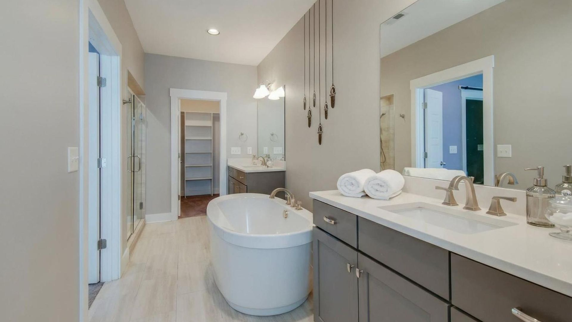 Close To The Gulch - Book Today