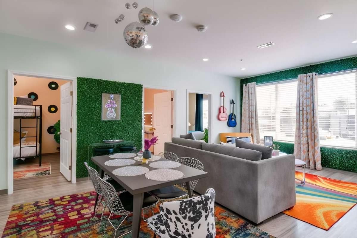 New 4 Bedroom Near Dt Walk To Restaurants Apartment