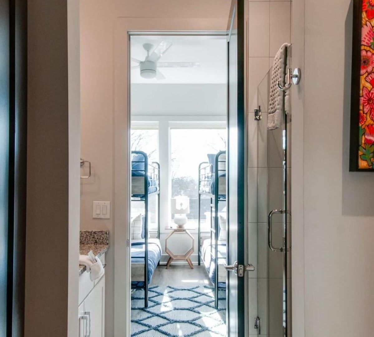 East Nash Lux - 13 Beds & Views *