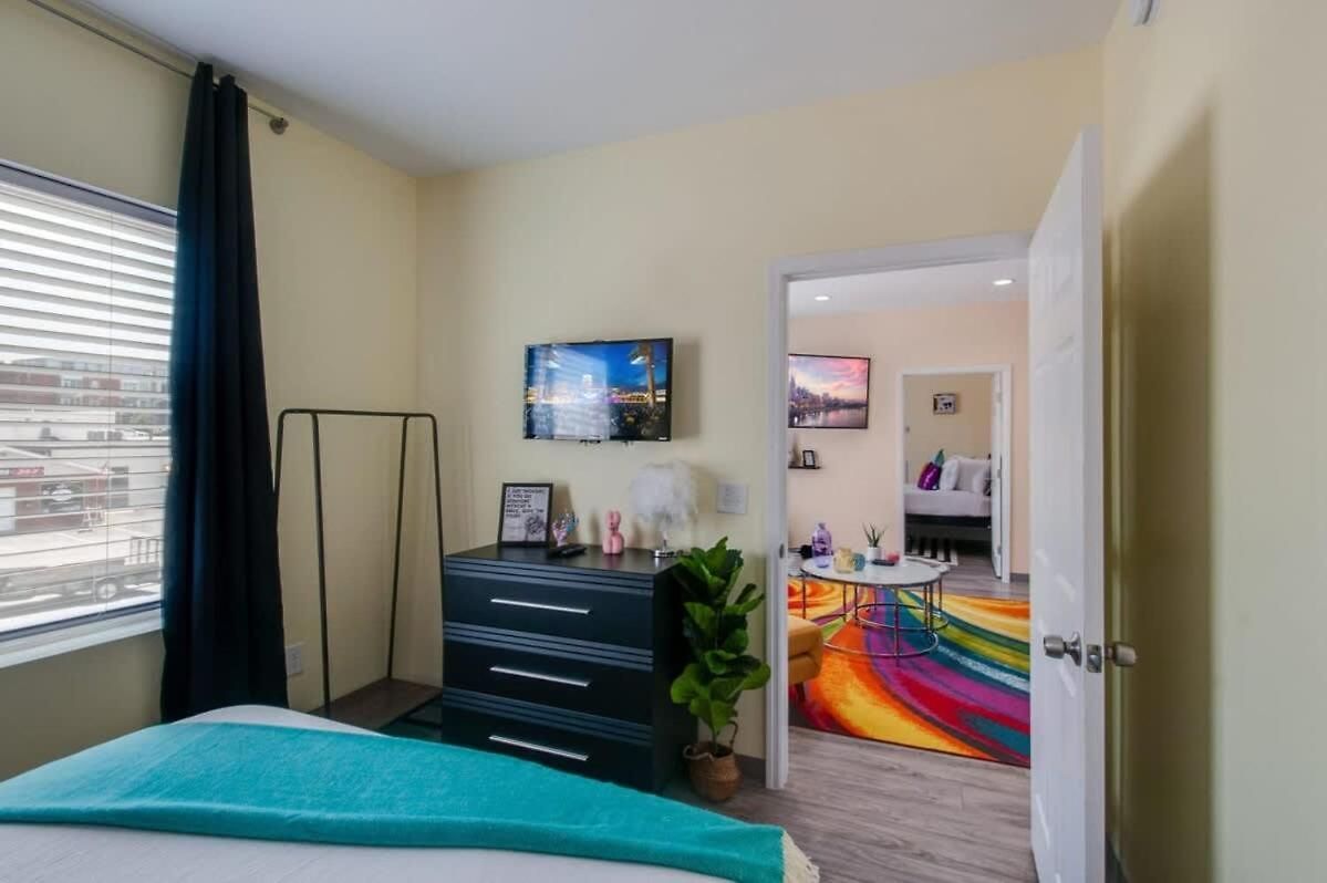 New 4 Bedroom Near Dt Walk To Restaurants *
