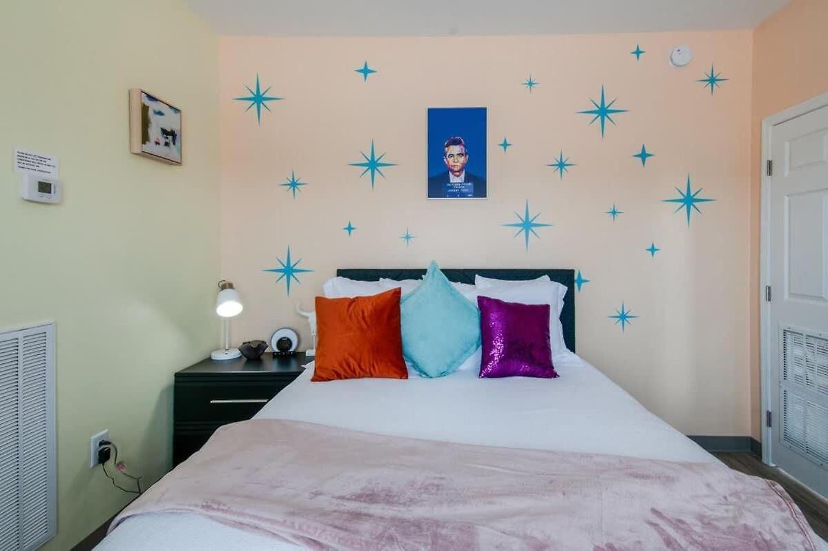 New 4 Bedroom Near Dt Walk To Restaurants Apartment *