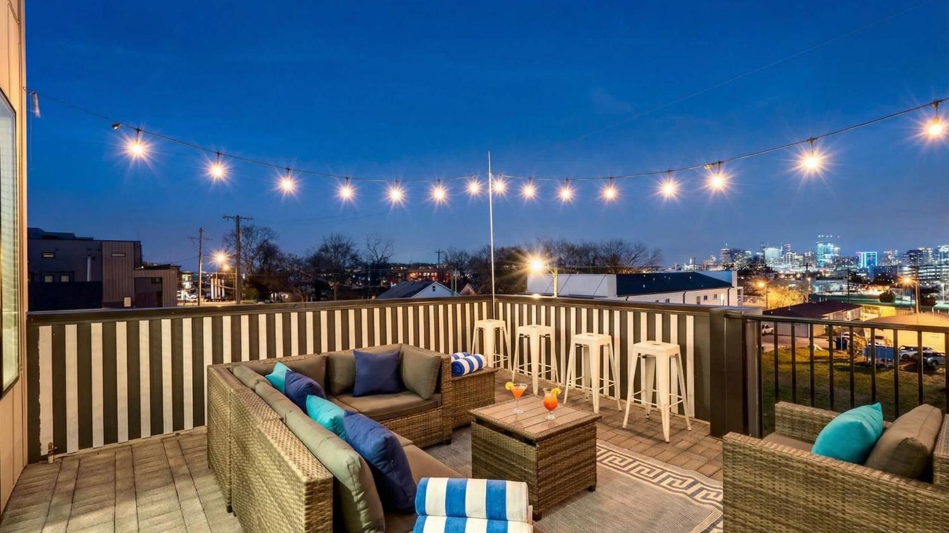 New Luxe 4br 12 Beds - Roofdeck Views - Chefs Kitchen Holiday home Nashville