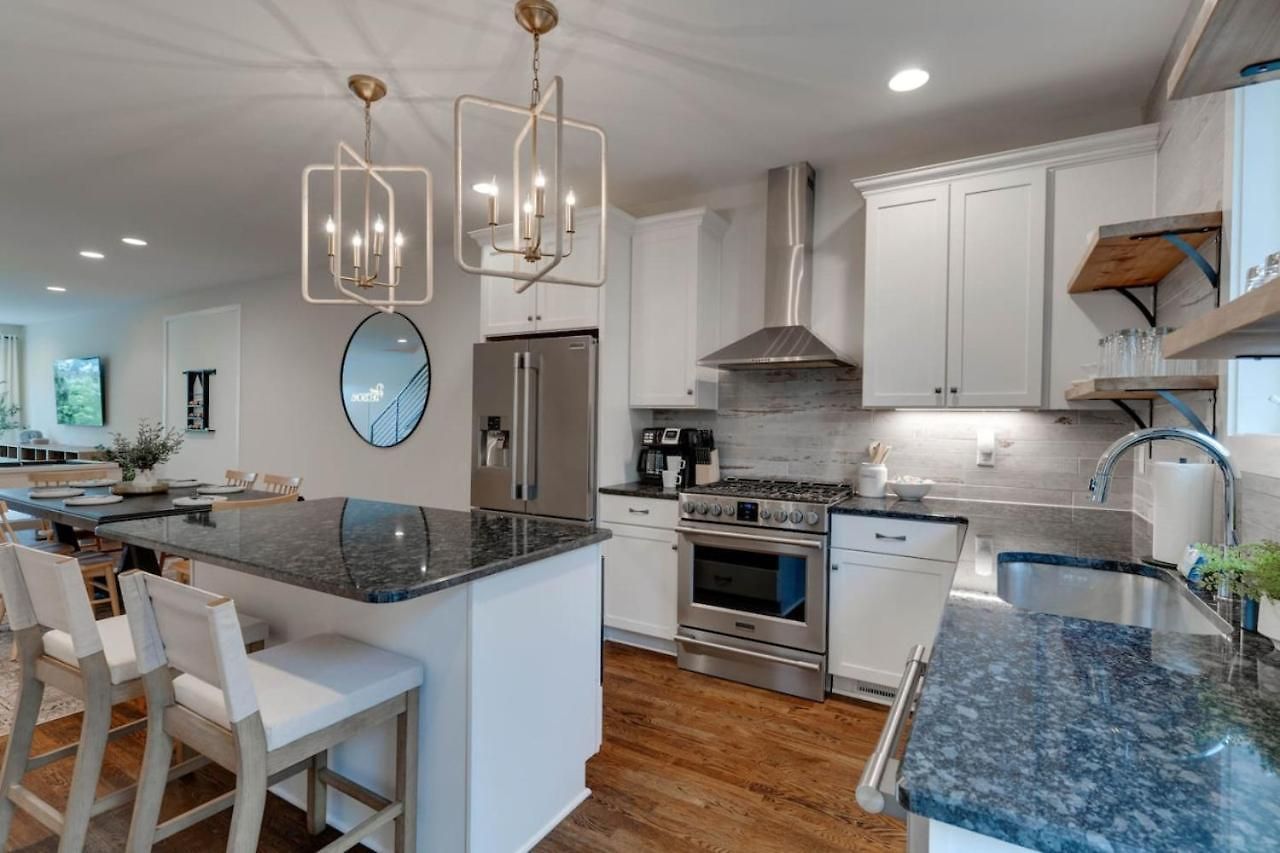 Unforgettable Townhome-close To Broadway-10 Beds! *