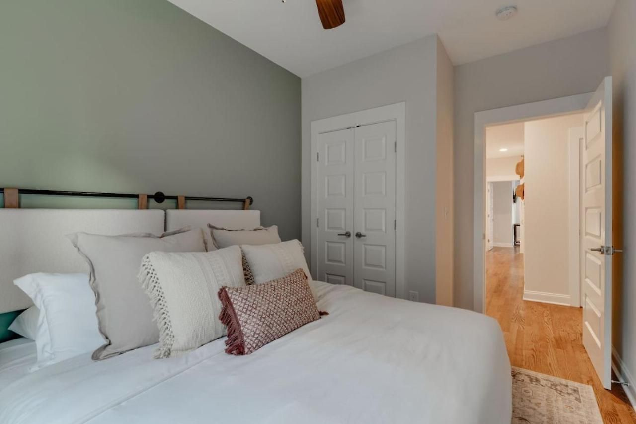 Unforgettable Townhome-close To Broadway-10 Beds!