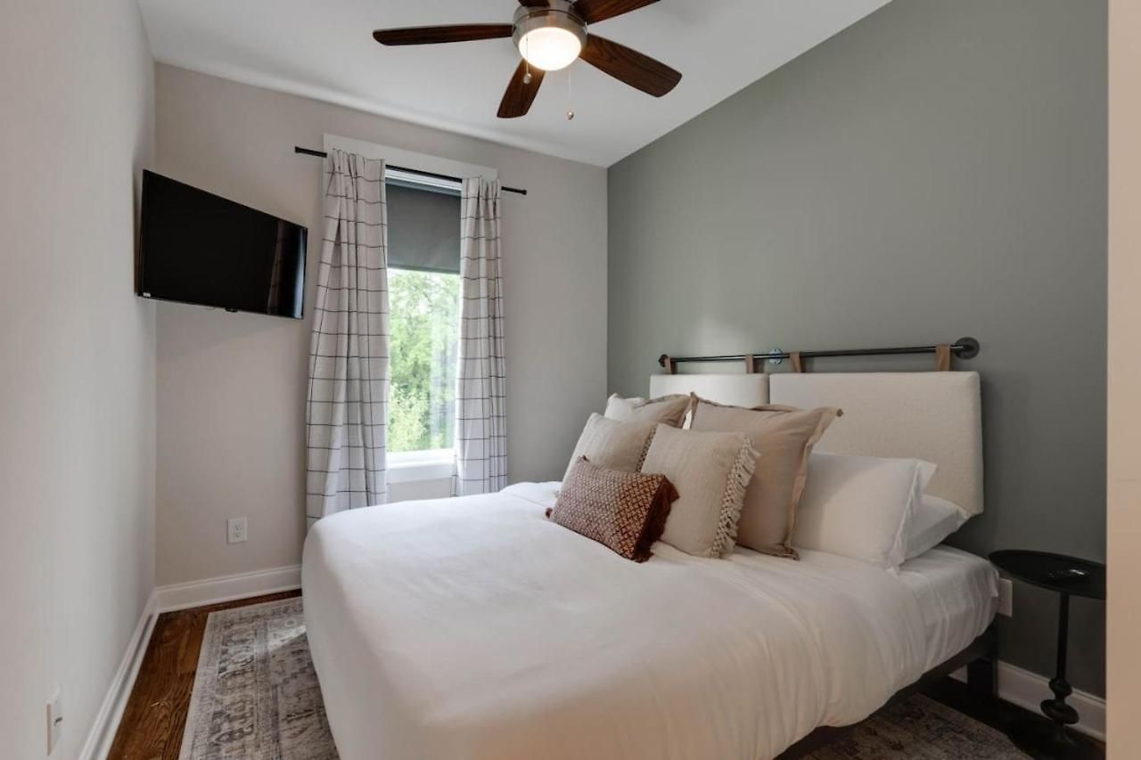 Unforgettable Townhome-close To Broadway-10 Beds! Holiday home