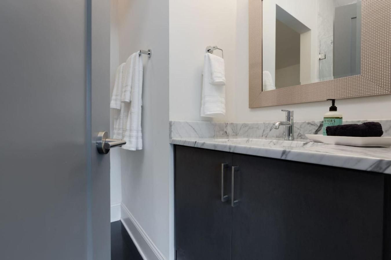 Beautiful 3 Bedroom! Near Broadway-12th S-gulch Holiday home Nashville