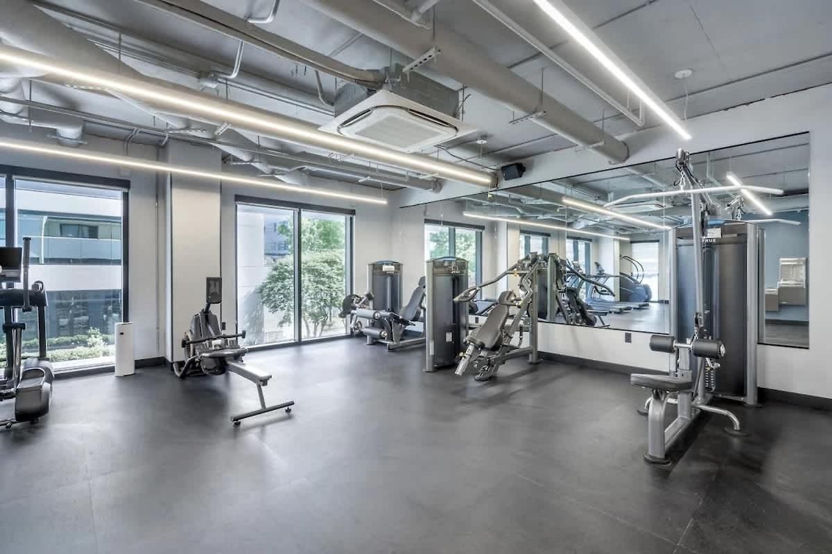 Vinyl - Rooftop Pool - Gym - On Music Row