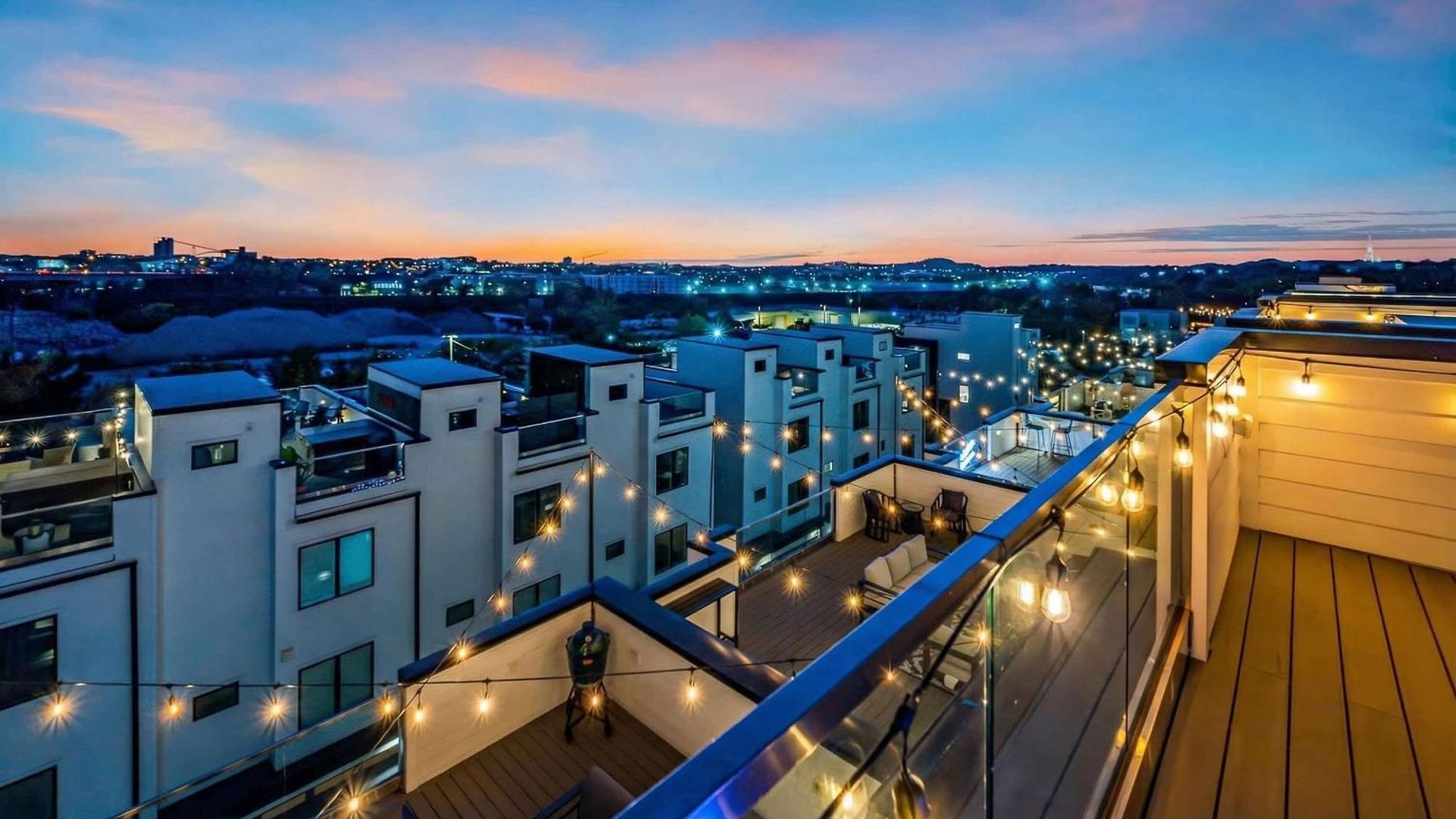 Rooftop Hot Tub Views Pac-man Pool Table Holiday home *