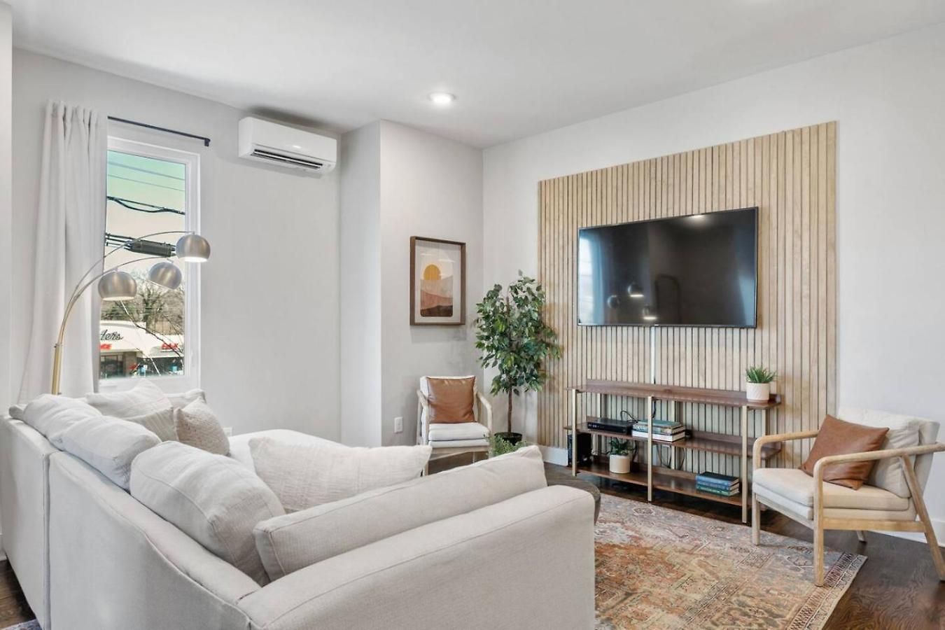 Holiday home East Nash 3br/3.5ba | Rooftop Fire Pit + Views *