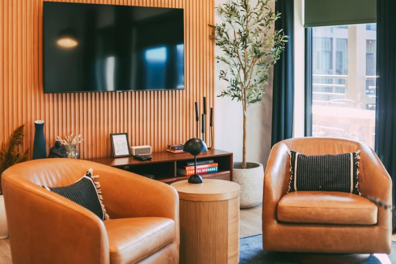 Layla's Downtown Nash Retreat | Walk To Broadway - Pool, Gym, Private Balcony, And More! Nashville
