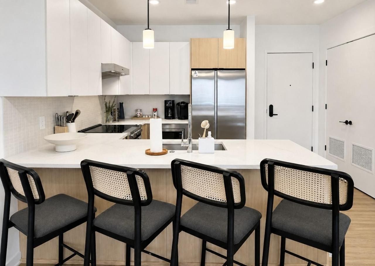 Layla's Downtown Nash Retreat | Walk To Broadway - Pool, Gym, Private Balcony, And More! *