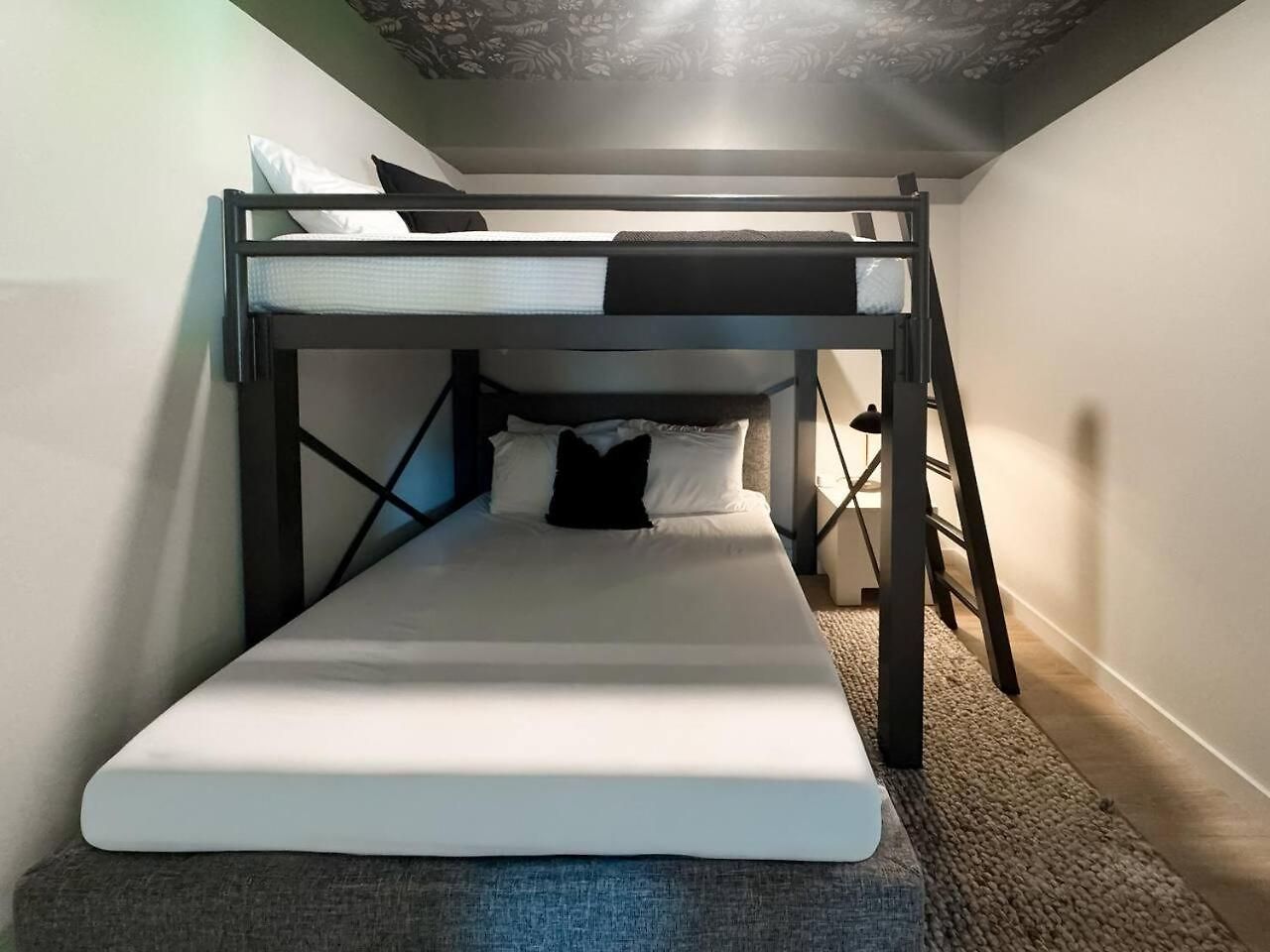 Layla's Downtown Nash Retreat | Walk To Broadway - Pool, Gym, Private Balcony, And More! * Nashville