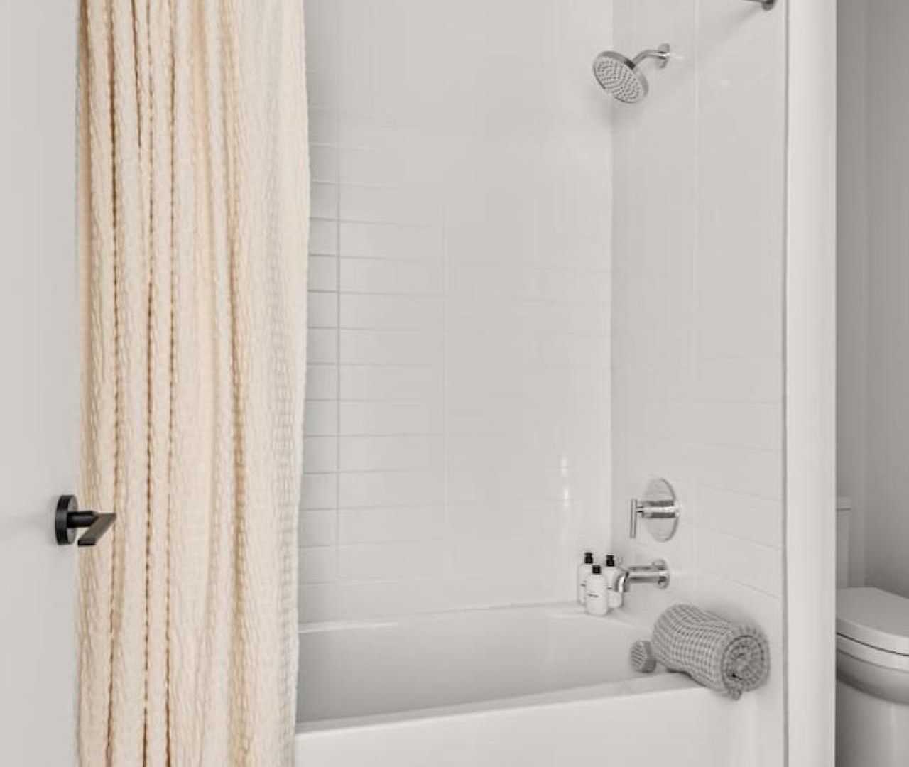 Layla's Downtown Nash Retreat | Walk To Broadway - Pool, Gym, Private Balcony, And More!