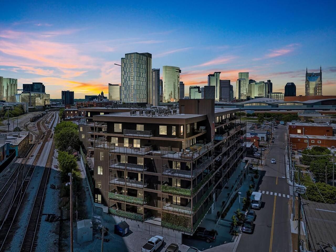 Layla's Downtown Nash Retreat | Walk To Broadway - Pool, Gym, Private Balcony, And More! Holiday home *