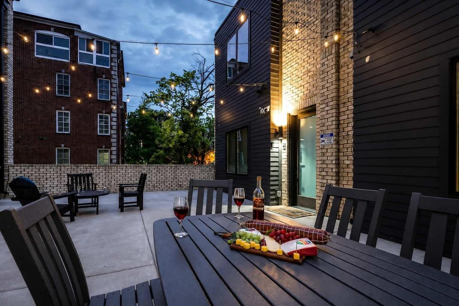 West End Getaway Balcony Near Broadway Holiday home