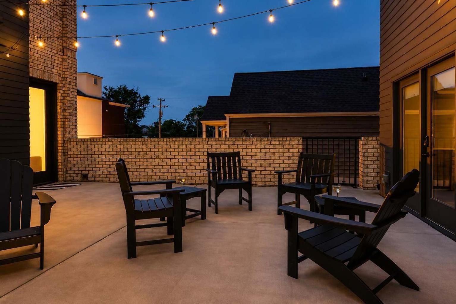 Stylish West End With Rooftop & Patio *
