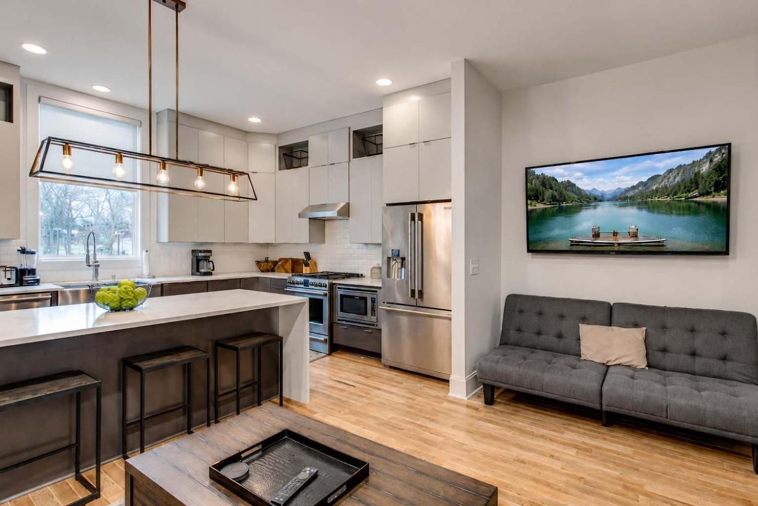 5 Min Uber To Downtown - 2 Car Gargage - Rooftop Holiday home *