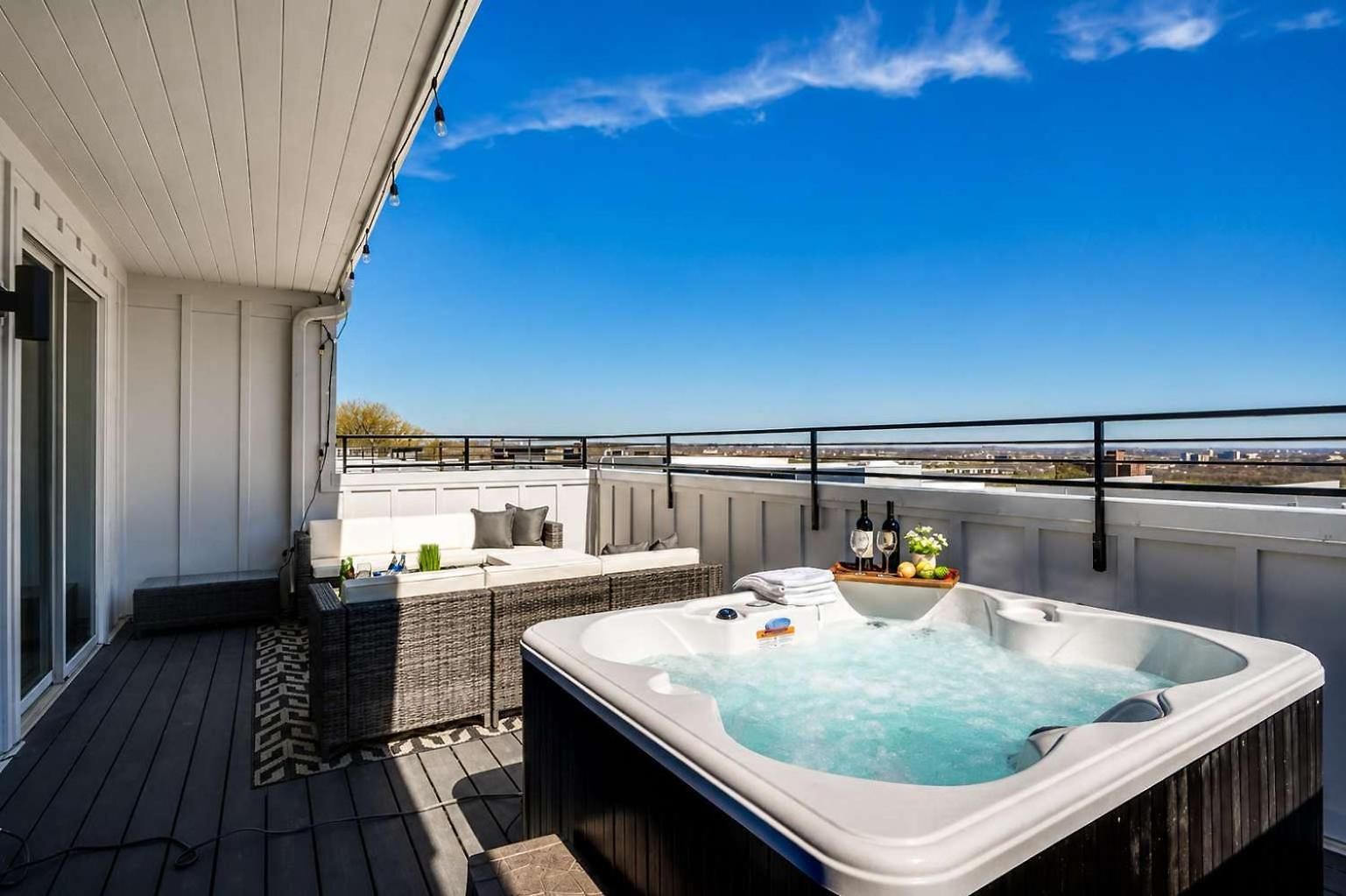 Holiday home Skyline Hot Tub Retreat Walk To Honky Tonks