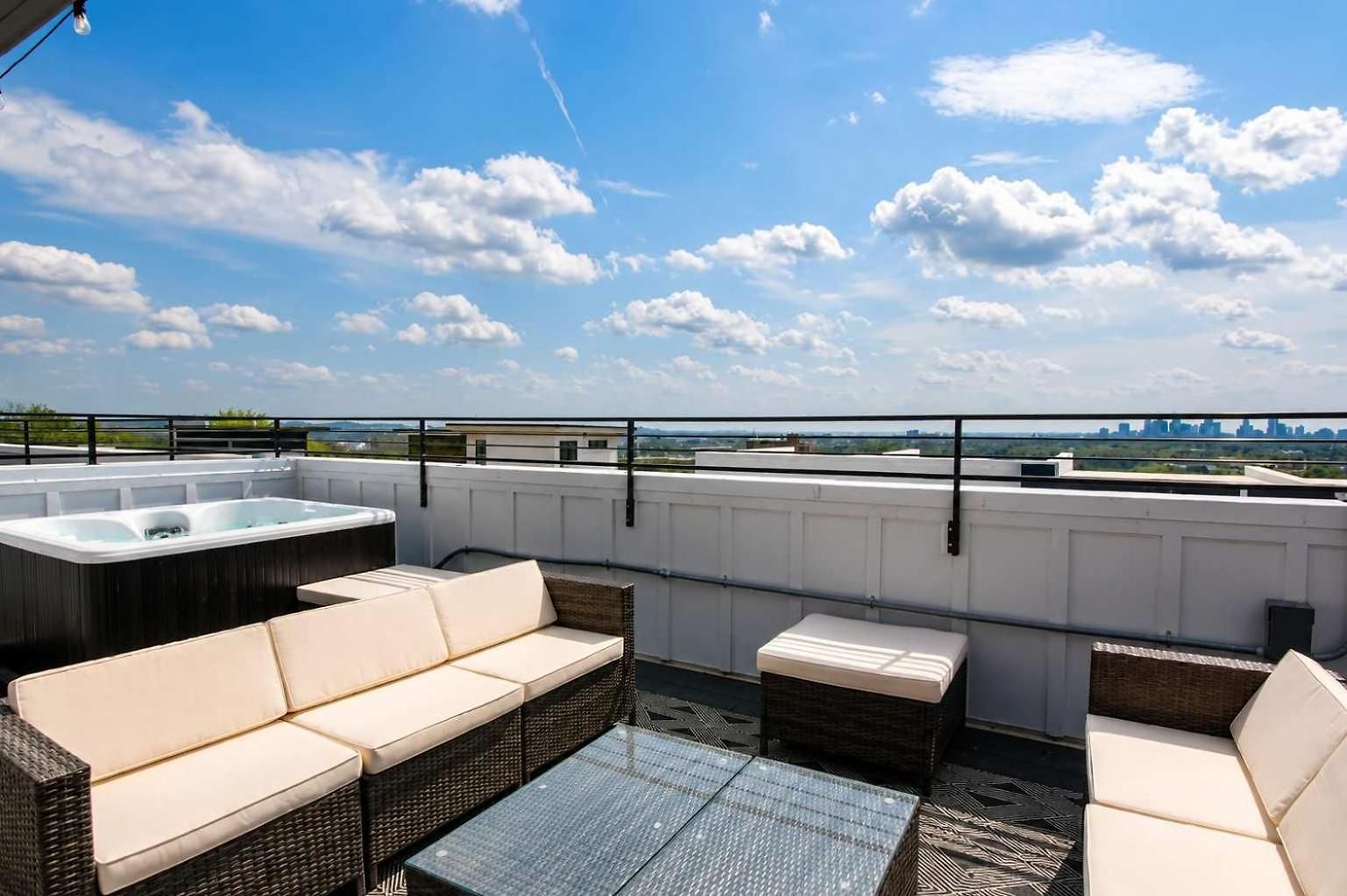 Holiday home 2 Homes Hot Tubs Sleeps Up To 24 Nashville