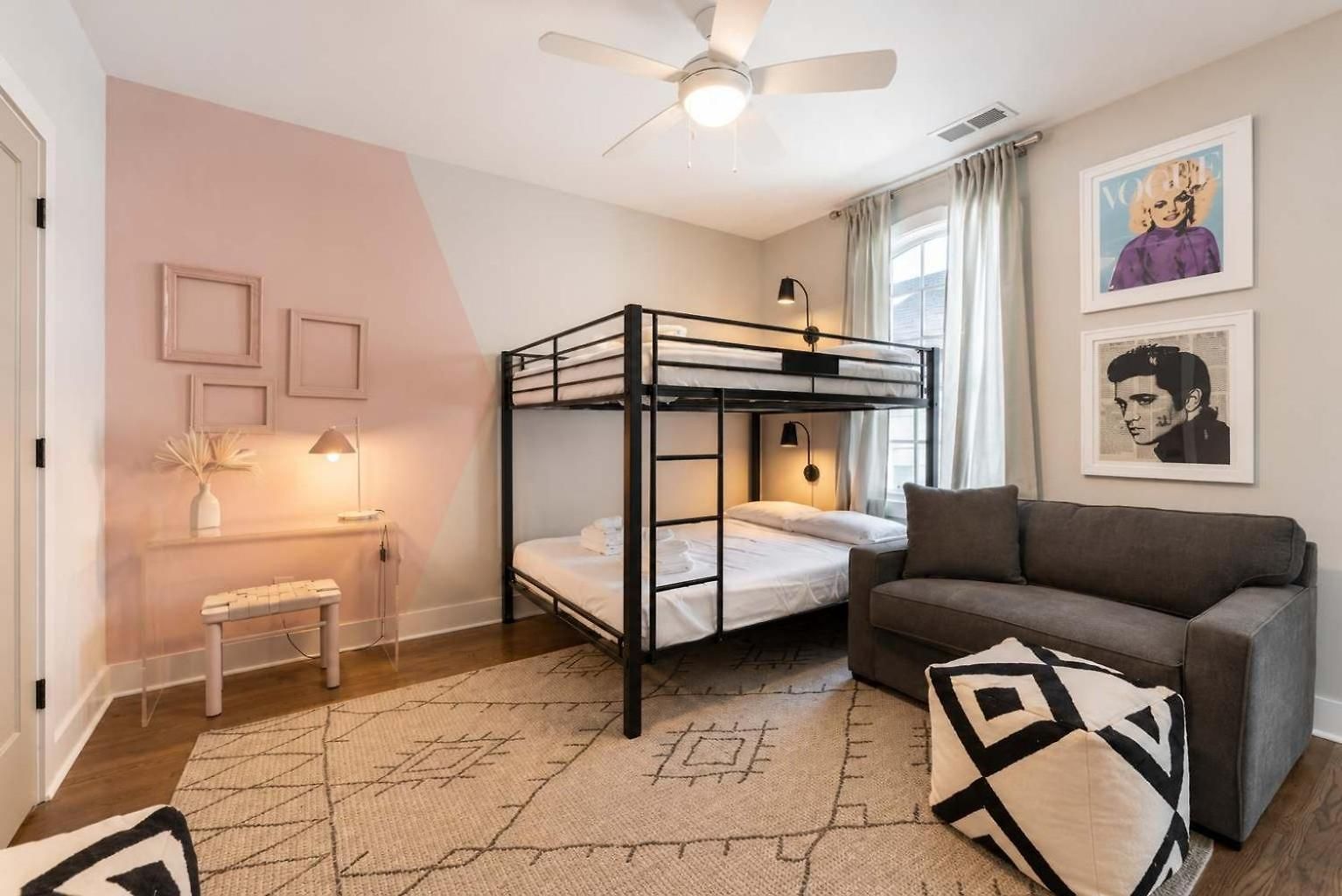 Holiday home 2 New Homes Near Vandy & 3 Min To Bars *